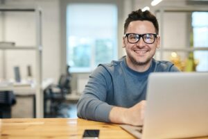 Best Earn $500/Week Scrolling Facebook and Twitter!